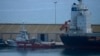 Kapal senjata terbuka dan kapal kontainer Sagamore berlabuh di pelabuhan Larnaca, Siprus, pada 8 Mei 2024, di tengah persiapan pengiriman bantuan kemanusiaan ke Gaza. (Foto: AP)