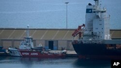 Kapal senjata terbuka dan kapal kontainer Sagamore berlabuh di pelabuhan Larnaca, Siprus, pada 8 Mei 2024, di tengah persiapan pengiriman bantuan kemanusiaan ke Gaza. (Foto: AP)