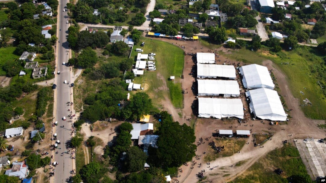 ARCHIVO - Las autoridades migratorias mexicanas instalan tiendas de campaña en San Pedro Tapanatepec, Oaxaca, México, en octubre de 2022.