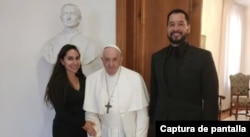 Captura de pantalla donde aparecen Leonid Sevastyanov y su esposa, la cantante rusa Svetlana Kasyan, reunidos con el papa en el Vaticano.