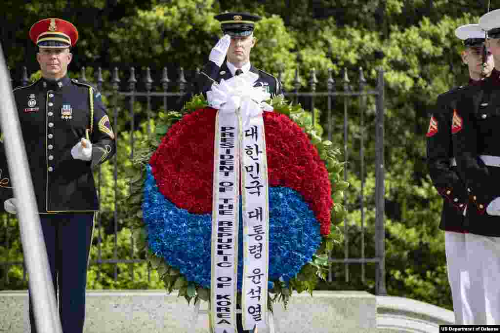 미국을 국빈 방문 중인 윤석열 한국 대통령이 25일 부인 김건희 여사, 박진 외교장관 등과 함께 알링턴 국립묘지를 찾아 헌화, 참배했다.