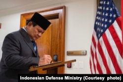 Menteri Pertahanan Prabowo Subianto menandatangani dokumen dalam pertemuan bilateral dengan Menteri Pertahanan AS Lloyd Austin di Pentagon, Kamis, 24 Agustus 2023. (Foto: Kementerian Pertahanan RI)