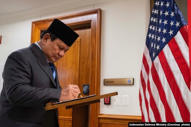 Menteri Pertahanan RI Prabowo Subianto menandatangani nota kesepahaman (MOU) dalam pertemuan di Pentagon, AS (24/8). (courtesy: Kemhan RI).