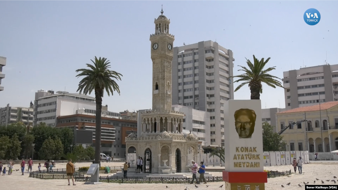 İzmir Büyükşehir Belediyesi ile kentteki 30 ilçeden 22’sini yöneten Cumhuriyet Halk Partisi’nde (CHP) belediye başkanlıkları için aday adayı bolluğu hakim.