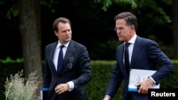 資料照：荷蘭首相馬克·呂特（右）與荷蘭首相外交和國防顧問範列文（左）（2023年6月27日）