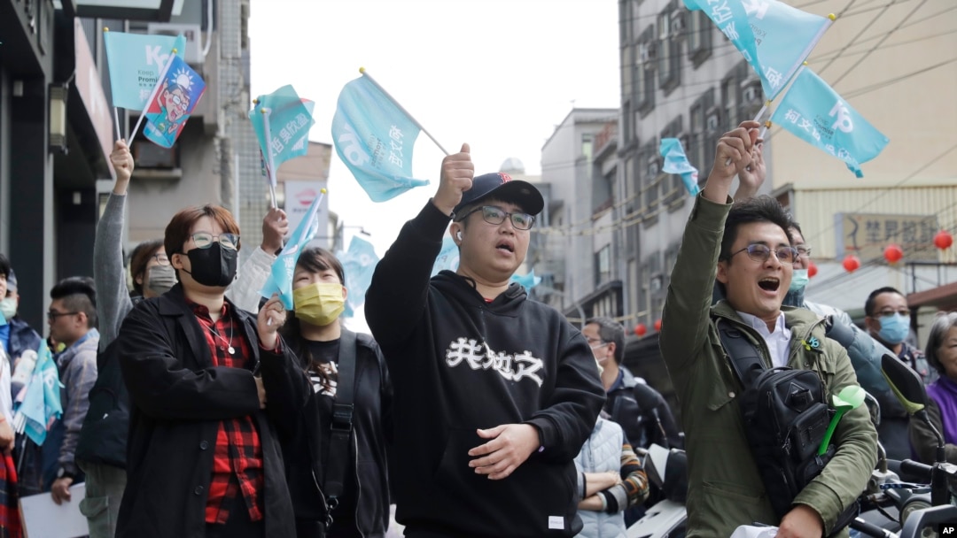 台湾民众党支持者在柯文哲竞选办公室外进行竞选集会。(2024年1月4日)