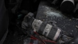 ARCHIVO - La cámara de un periodista cubierta de tierra y vidrios rotos se encuentra en el asiento trasero de un automóvil dañado, en medio del ataque de Rusia a Ucrania, en el centro de Járkov, Ucrania, el 11 de enero de 2024.