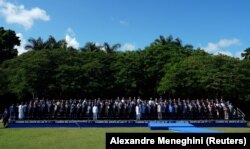 Para pemimpin dunia yang menghadiri pertemuan puncak kelompok G77 berfoto bersama di Havana, Kuba, Jumat, 15 September 2023. (Foto: Alexandre Meneghini/Reuters)