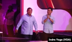 Presidential and vice-presidential candidate pair Prabowo Subianto and Gibran Rakabuming Raka attended the Second Vice Presidential Debate for the 2024 Election on Friday (22/12) in Jakarta (VOA/Indra Yoga)