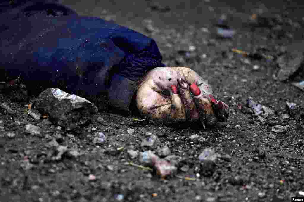 La mano de Iryna Filkina, una mujer que según los residentes fue asesinada por soldados del ejército ruso, es fotografiada mientras su cuerpo yace en la calle el 2 de abril de 2022.&nbsp;