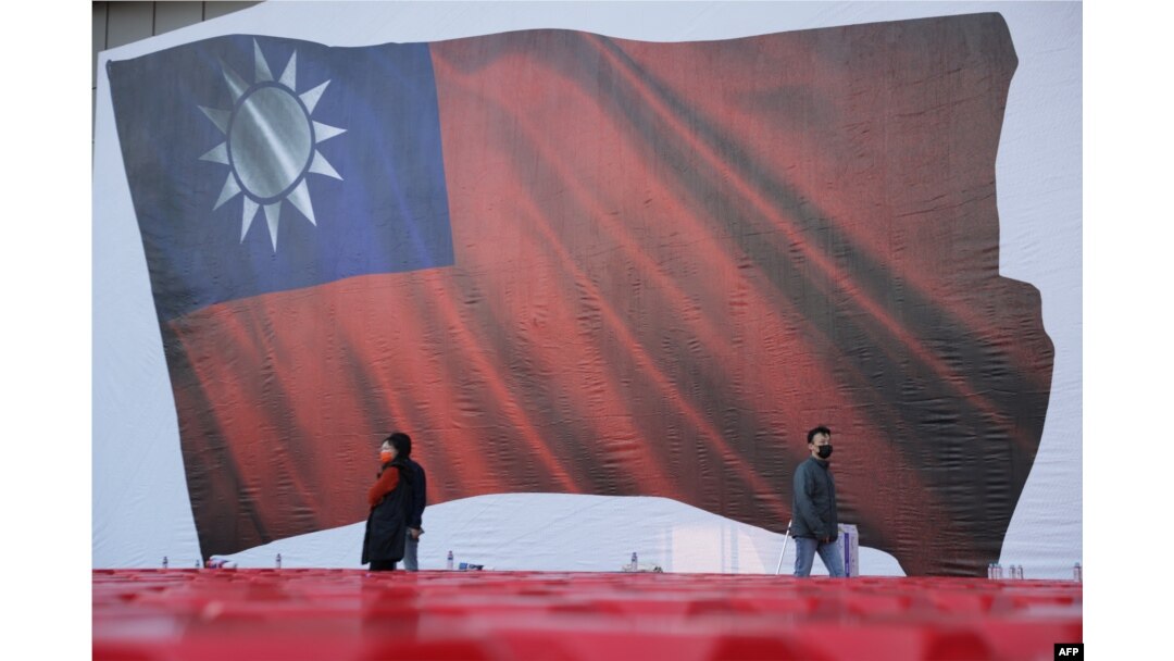 Gambar bendera Taiwan selama kampanye partai oposisi utama Kuomintang (KMT) menjelang pemilihan presiden, di New Taipei City pada 12 Januari 2024. (Foto: AFP)