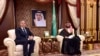 토니 블링컨(왼쪽) 미 국무장관과 모하마드 빈살만 사우디아라비아 왕세자가 7일 제다에서 회동하고 있다. 