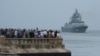人们在港口围观俄罗斯海军“戈尔什科夫海军上将号”(Admiral Gorshkov)护卫舰驶入哈瓦那港口。(2024年6月12日)