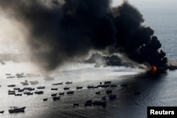 Asap mengepul setelah serangan Israel di pelabuhan Kota Gaza, di Gaza, 10 Oktober 2023. (Foto: REUTERS/Mohammed Salem)