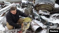 檢察官辦公室的一名代表展示了一枚來源不明的飛彈的零件，烏克蘭當局認為這枚飛彈是在北韓製造的，並於2024年1月6日在哈爾科夫的一次襲擊中使用過。（路透社照片）