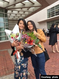 Laurentia Editha (kiri) di acara kelulusan di Berklee College of Music, Boston, Massachusetts, dan terapis musik Laura Sekarputri (kanan)