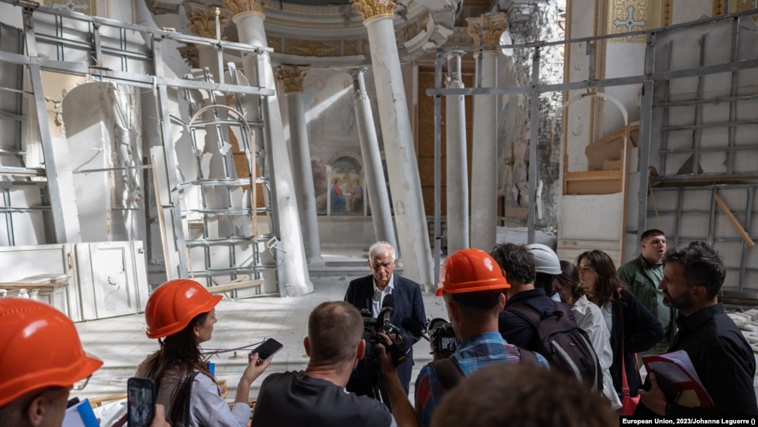 Жозеп Борель у Свято-Преображенському соборі в Одесі пошкодженому російським бомбардуванням. 30 вересня 2023 р.