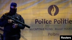 Një oficer i policisë belge tek vendgjarja në Bruksel (16 tetor 2023)