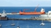 Sebuah kapal kargo berbendera Rusia "Lady R" berlabuh di Simon's Town Naval Base, di Cape Town, Afrika Selatan, pada 7 Desember 2022 (foto: dok). 