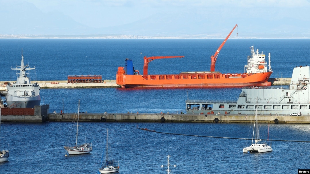 Sebuah kapal kargo berbendera Rusia "Lady R" berlabuh di Simon's Town Naval Base, di Cape Town, Afrika Selatan, pada 7 Desember 2022 (foto: dok). 