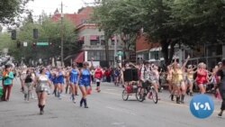 Cidade de Seattle marca solstício de verão com desfile extravagante