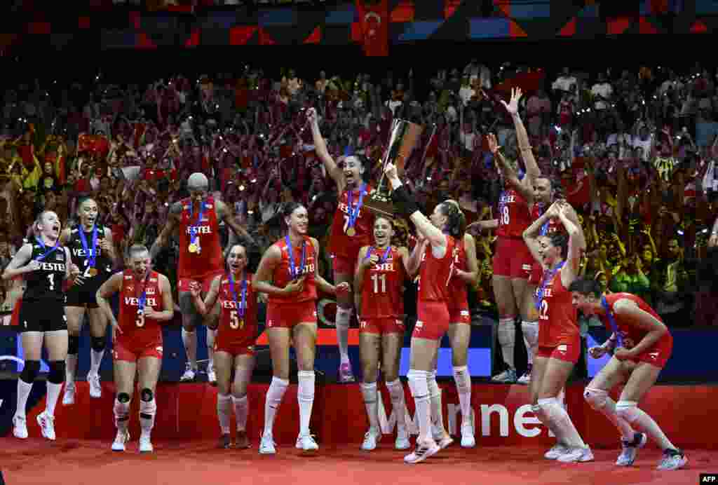 3 Eylül 2023 - Türkiye Kadın Milli Voleybol Takımı, EuroVolley 2023 turnuvasında Sırbistan&#39;la oynadığı final maçında da galip gelerek kupanın sahibi oldu.