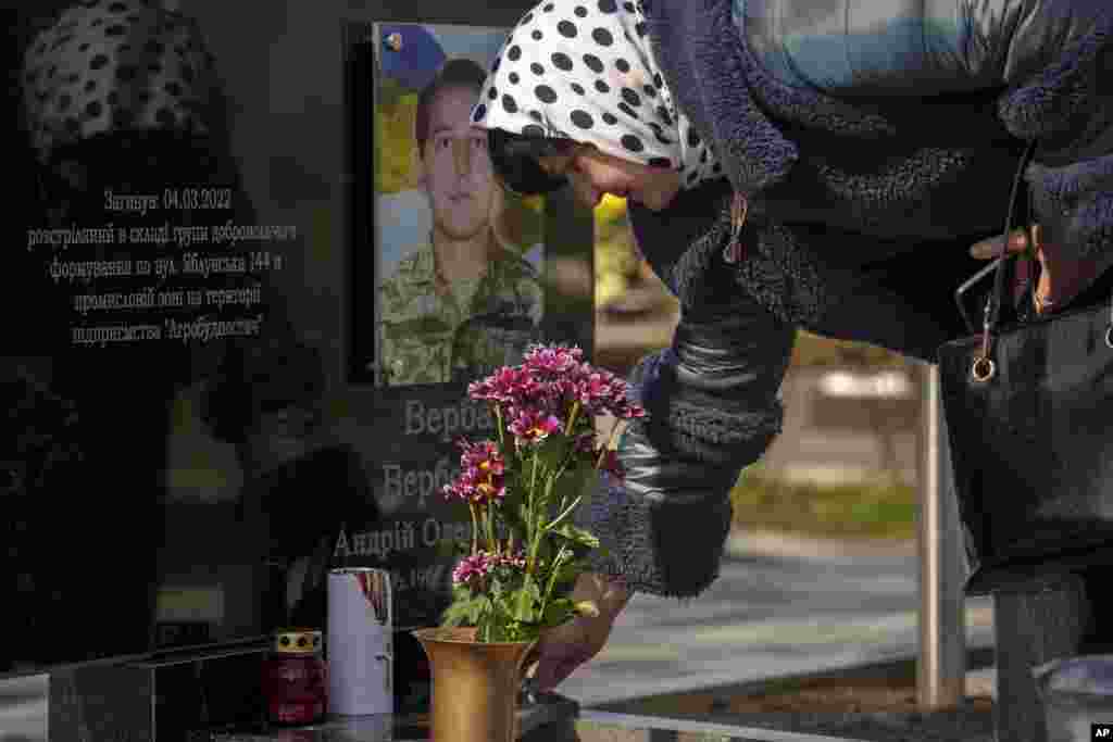 Nataliia Verbova, esposa de Andrii Verbovyi, uno de los hombres asesinados por las fuerzas rusas cerca de un edificio en la calle Yablunska, visita la tumba de su marido en Bucha, Ucrania, el martes 26 de marzo de 2024.&nbsp;