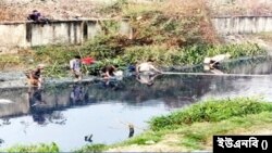 লাইনচ্যুত ওয়াগন থেকে তেল ছড়িয়ে পড়েছে আশেপাশের কৃষিজমিতে