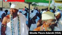 Adeptes de Dan Mamiwata en pleine célébration de la fête du vodoun à Ouidah, au Bénin, le 17 décembre 2023. (VOA/Ginette Fleure Adandé)