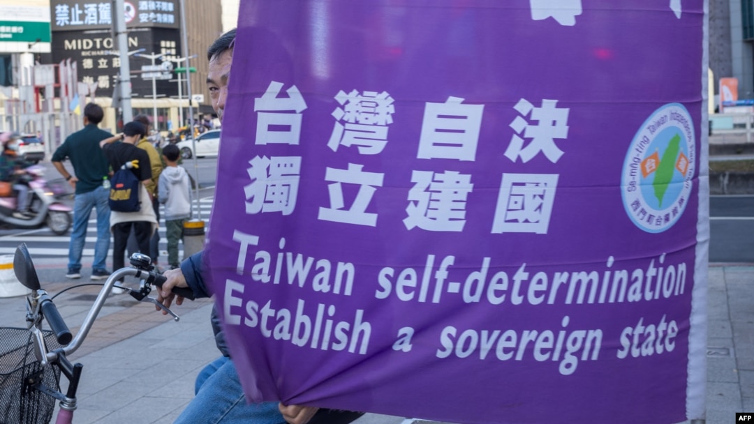 资料照：支持台湾独立的活动人士在台北西門町街头树起“台湾自决独立建国”旗子。(2024年2月3日)