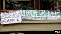 Carteles de protesta por el recorte presupuestario en las universidades públicas argentinas. Foto: Lisandro Concatti.
