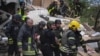 乌克兰救援人员在哈尔科夫被俄罗斯空袭炸毁的一座房屋里救出一名受伤居民。(2024年6月10日)