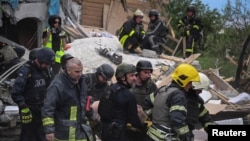 资料照片：乌克兰哈尔科夫市的救援人员在俄罗斯空袭后抢救伤员。(6月10日)