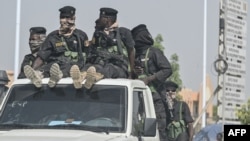 Au lendemain de la proclamation de la victoire du général Mahamat Déby à la présidentielle, la police et l'armée patrouillaient les rues de N'Djamena.