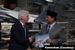 Menteri Pertahanan Prabowo Subianto menandatangani nota kesepahaman atau MOU yang merupakan komitmen pembelian 24 unit pesawat tempur F-15EX baru dari Amerika. (Foto: Courtesy/Kemenhan)