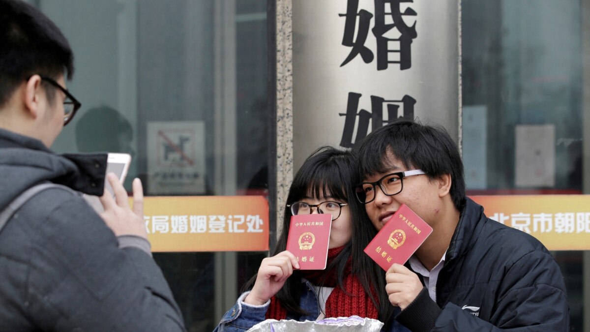 中国拟结婚离婚不需户口 应对人口下降良策？