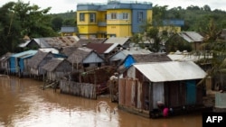 De nombreuses routes et ponts ont été inondés et des communautés coupées du monde. Certaines personnes se sont noyées, d'autres ont été tuées par l'effondrement de maisons ou la chute d'arbres, selon les autorités. (Photo by ELIE SERGIO / AFP)