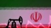 Foto ilustrasi yang menampilkan bendera Iran dan sebuah miniatur pompa dongkrak minyak. Foto diambil pada 9 Oktober 2023. (Foto: Reuters/Dado Ruvic)