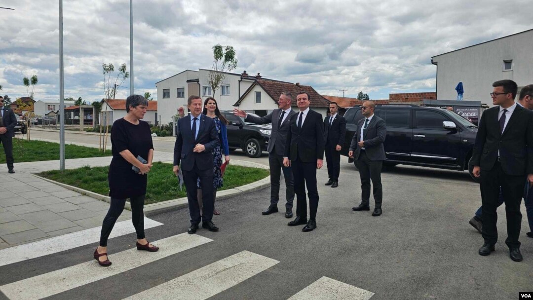 Aljbin Kurti, Nenad Rašić, Tomaš Sunjog i Kristen Stec obilaze Suvi Do (Foto: VOA)