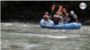 Turistas a bordo de un bote inflable en uno de los proyectores turísticos de los excombatientes en el municipio de Mesetas. [Foto: Cortesía].