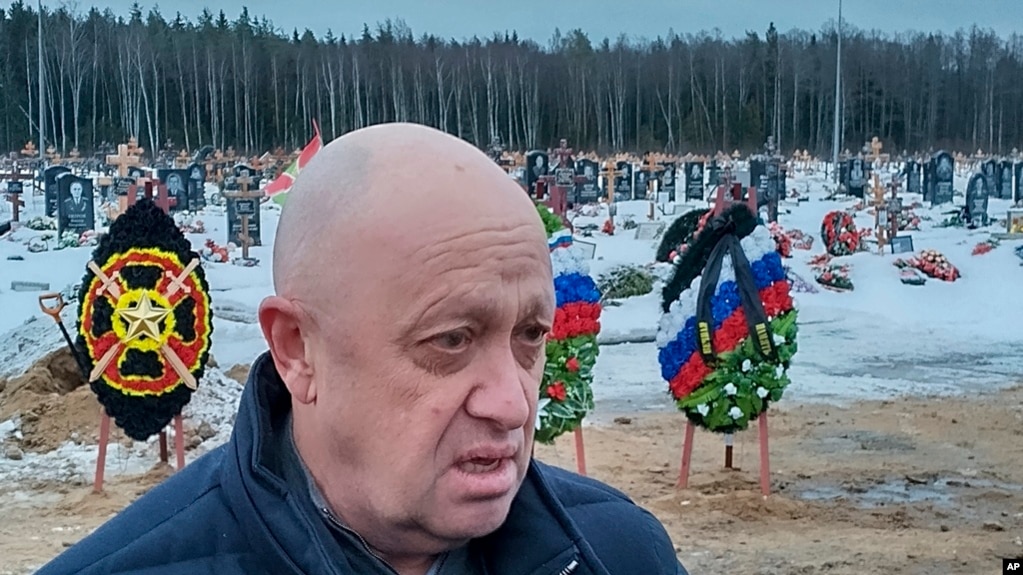 资料照片: 2022年12月24日，瓦格纳集团首领叶夫根尼·普里戈津在俄罗斯圣彼得堡郊外的别洛斯特罗夫斯科耶公墓参加了在乌克兰阵亡的瓦格纳集团战士德米特里·缅什科夫的葬礼。(photo:VOA)