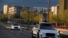 Dua kendaraan swakemudi asal pabrikan Waymo berkendara di Central Avenue di Phoenix, Arizona, pada 18 Maret 2024. (Reuters/Caitlin O'Hara)