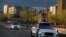 Dua kendaraan swakemudi asal pabrikan Waymo berkendara di Central Avenue di Phoenix, Arizona, pada 18 Maret 2024. (Reuters/Caitlin O'Hara)