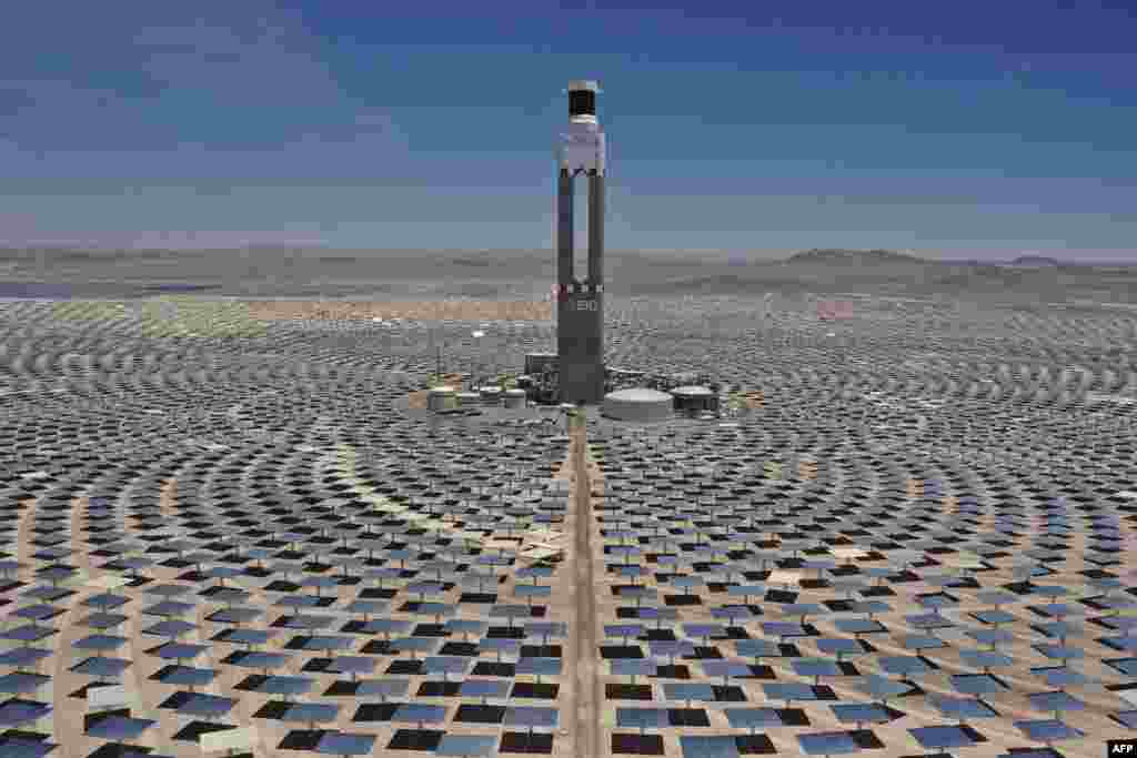 This image shows Cerro Dominador, the first thermosolar power plant in Latin America, in Antofagasta, Chile.&nbsp;In the Atacama Desert, the driest desert in the world, located in northern Chile, a 240-meter solar thermal tower surrounded by mirrors is operating as a symbol of the biggest energy revolution against climate change in Latin America.&nbsp;