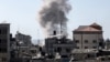 Asap mengepul di atas gedung-gedung saat Israel melancarkan serangan bom di Rafah, Jalur Gaza selatan, 21 April 2024. (MOHAMMED ABED / AFP)