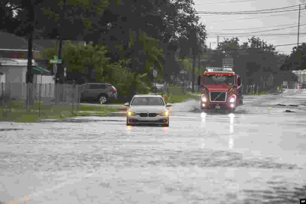 Un vehículo queda inmovilizado en una inundación, la mañana del 5 de agosto de 2024, en Tampa, Florida, mientras el huracán Debby pasa por la zona de la Bahía de Tampa.&nbsp;