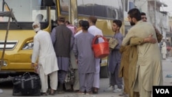 حکومتِ پاکستان کے حکم پر افغانستان جانے والے مہاجرین کی روانگی کا عمل کافی تیز ہوچکا ہے۔