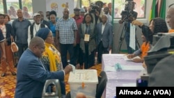 Ossufo Momade, presidente da Renamo, coloca o boletim de voto na urna, no dia 11 de outubro nas eleições autárquicas em Moçambique.