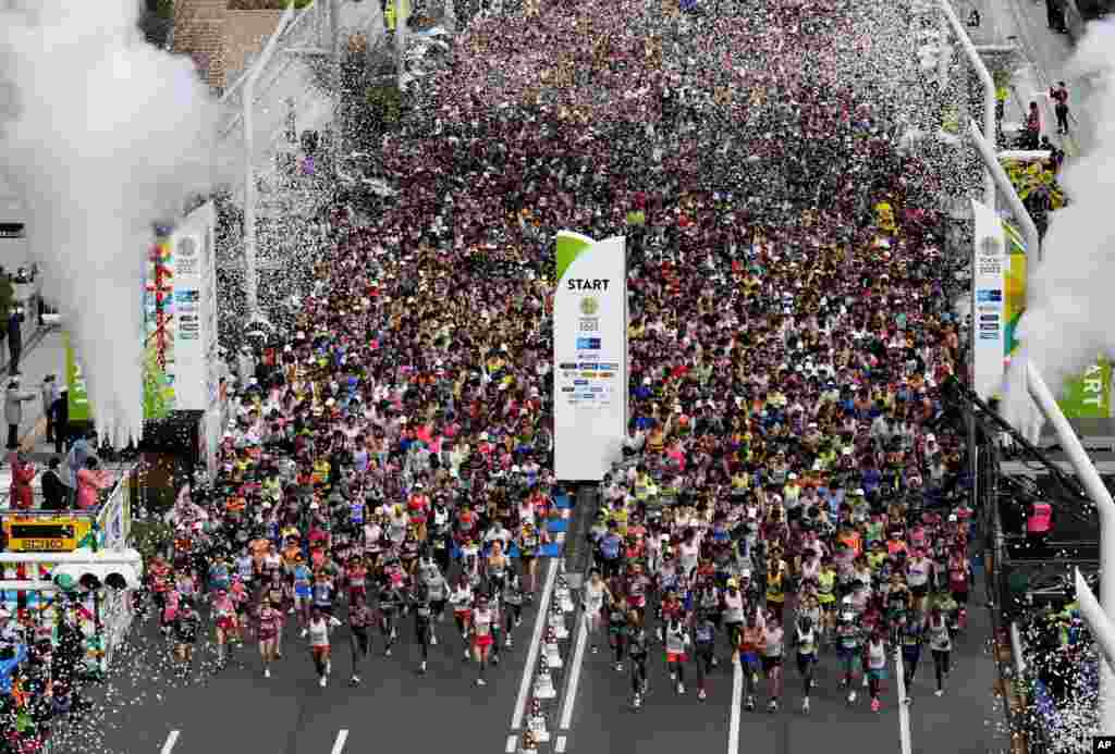 Para pelari memenuhi jalan di depan Gedung Pemerintah Metropolitan Tokyo pada awal Tokyo Marathon, di Tokyo, Jepang.