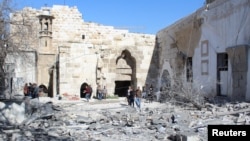 Sejumlah warga tampak memeriksa kerusakan pada lokasi bersejarah Citadel of Damascus, Suriah, pada 19 Februari 2023, menyusul laporan media yang menyebutkan serangan Israel pada lokasi tersebut. (Foto: Reuters/Firas Makdesi)